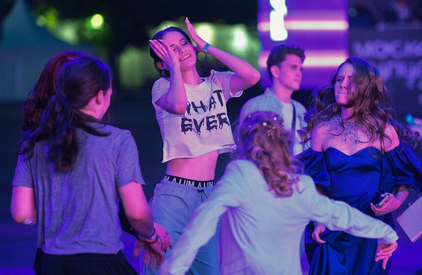 Около 40 тыс школьников пришли на общегородской выпускной в Парк Горького 28 фото