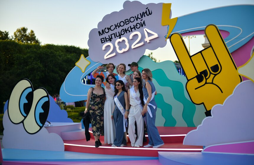 Около 40 тыс школьников пришли на общегородской выпускной в Парк Горького 6 фото