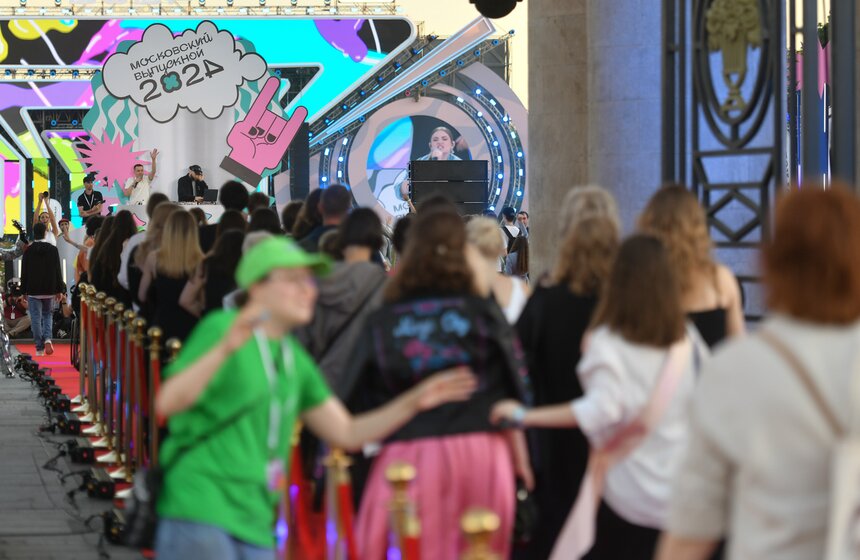 Около 40 тыс школьников пришли на общегородской выпускной в Парк Горького 12 фото