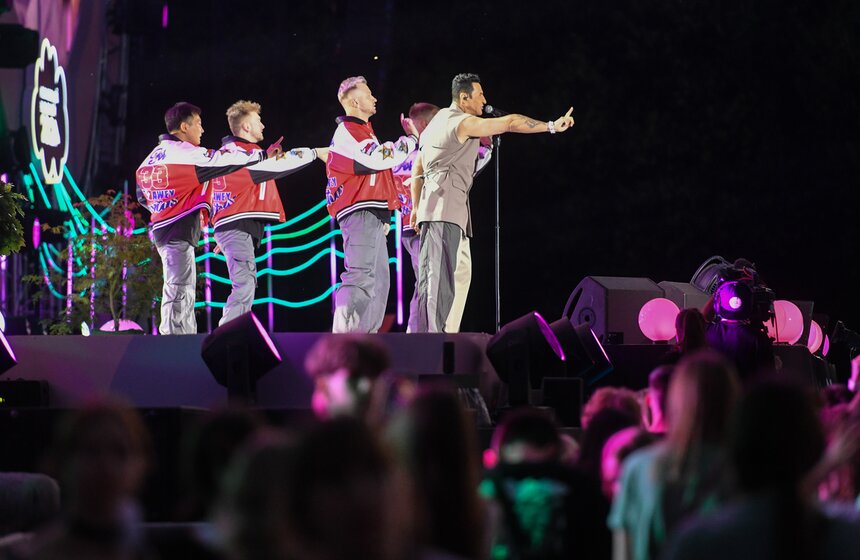 Около 40 тыс школьников пришли на общегородской выпускной в Парк Горького 25 фото