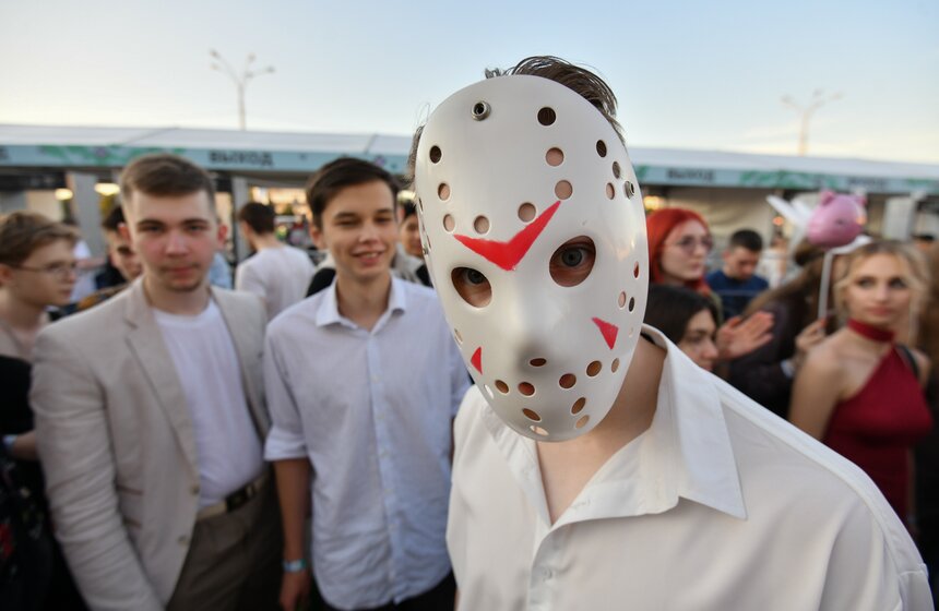 Около 40 тыс школьников пришли на общегородской выпускной в Парк Горького 5 фото