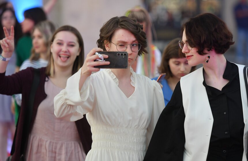 Около 40 тыс школьников пришли на общегородской выпускной в Парк Горького 2 фото