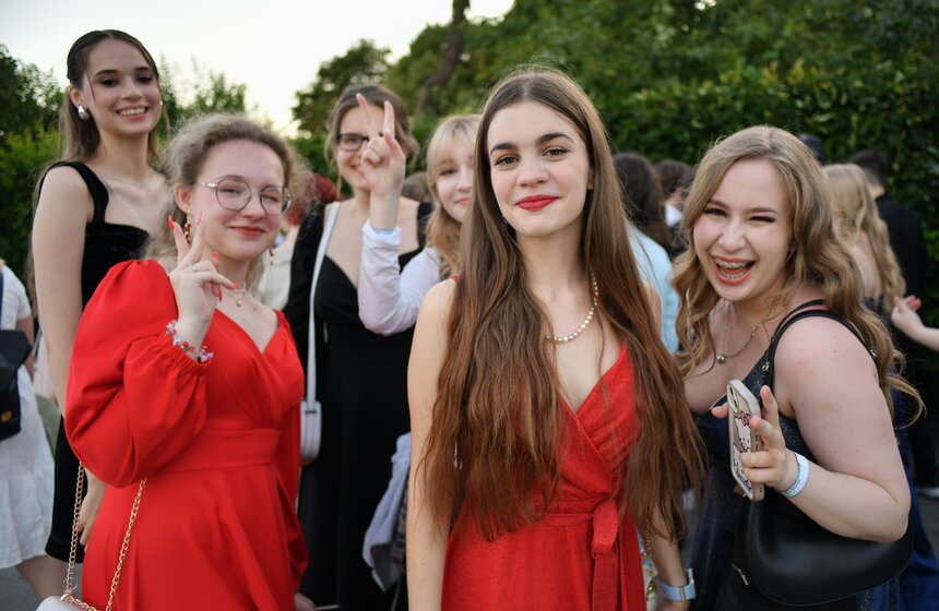 Около 40 тыс школьников пришли на общегородской выпускной в Парк Горького 15 фото