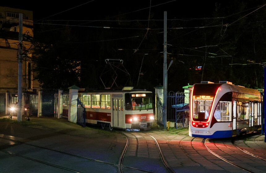 Генеральная репетиция парада ретротранспорта прошла в Москве в ночь на 11 июля 10 фото