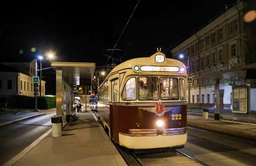 Генеральная репетиция парада ретротранспорта прошла в Москве в ночь на 11 июля 16 фото