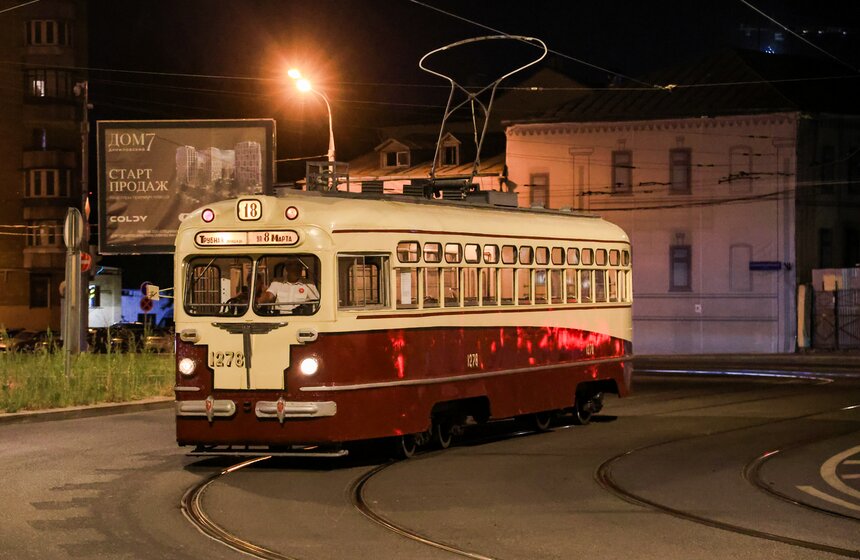 Генеральная репетиция парада ретротранспорта прошла в Москве в ночь на 11 июля 15 фото