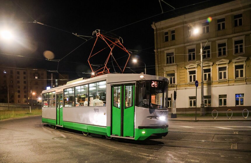 Генеральная репетиция парада ретротранспорта прошла в Москве в ночь на 11 июля 18 фото