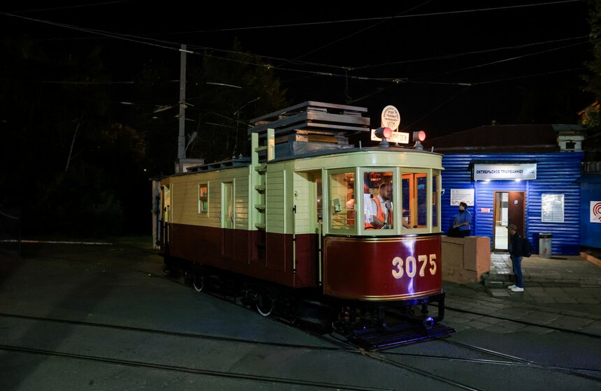 Генеральная репетиция парада ретротранспорта прошла в Москве в ночь на 11 июля 12 фото