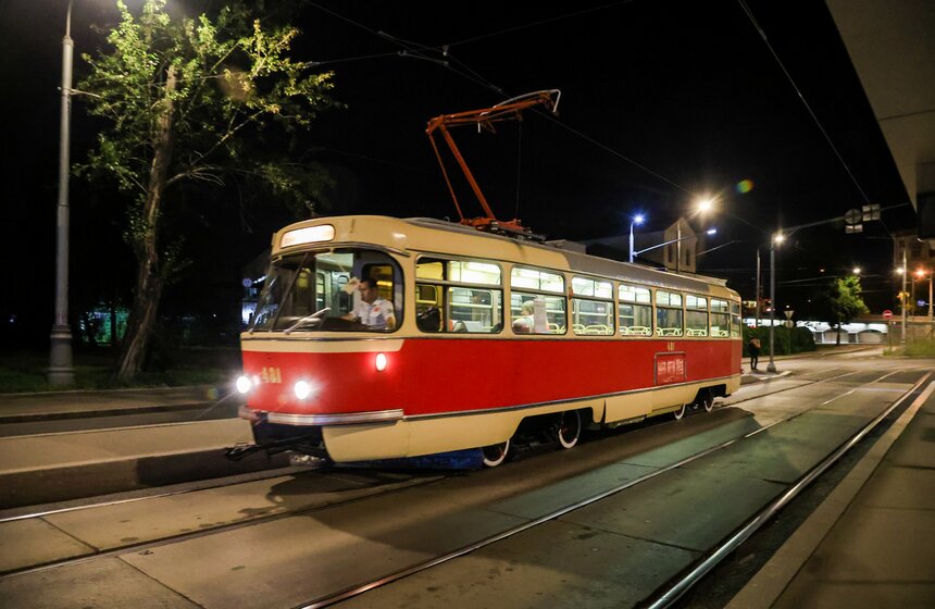 Генеральная репетиция парада ретротранспорта прошла в Москве в ночь на 11 июля 17 фото