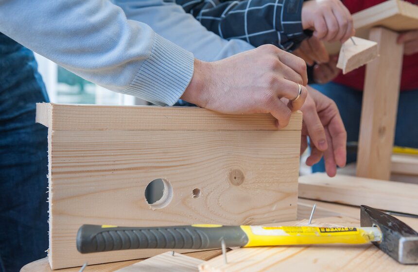 Москвичи сделали в "Сокольниках" скворечники для птиц 4 фото