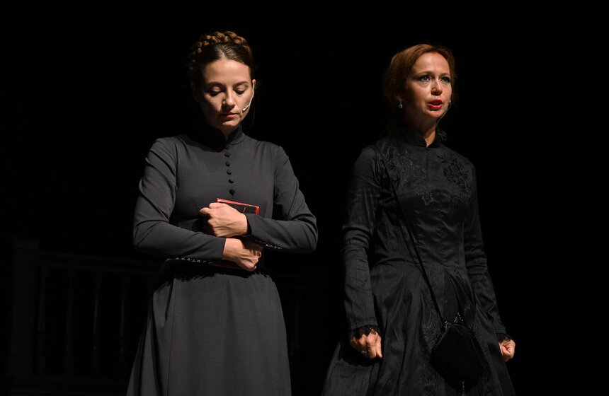 Благотворительный показ спектакля "Волки и Овцы" провели для участников СВО 19 фото