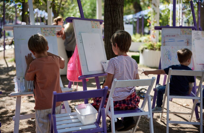 Пункты приема гумпомощи подготовили на Дне города в рамках фестиваля "Москва 2030" 15 фото