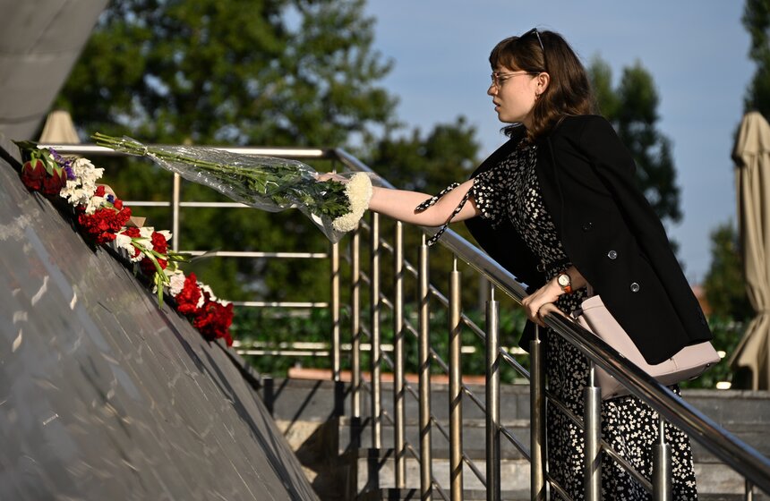 Москвичи несут цветы к молодежному центру "Планета КВН" в память об Александре Маслякове 7 фото