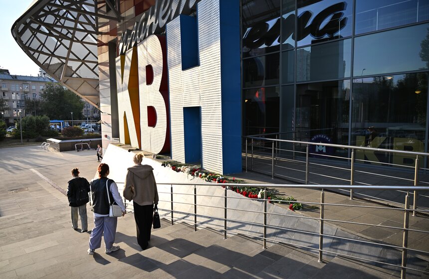 Москвичи несут цветы к молодежному центру "Планета КВН" в память об Александре Маслякове 12 фото