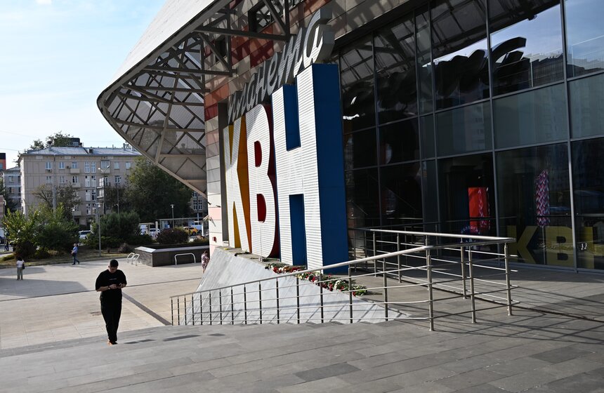 Москвичи несут цветы к молодежному центру "Планета КВН" в память об Александре Маслякове 5 фото