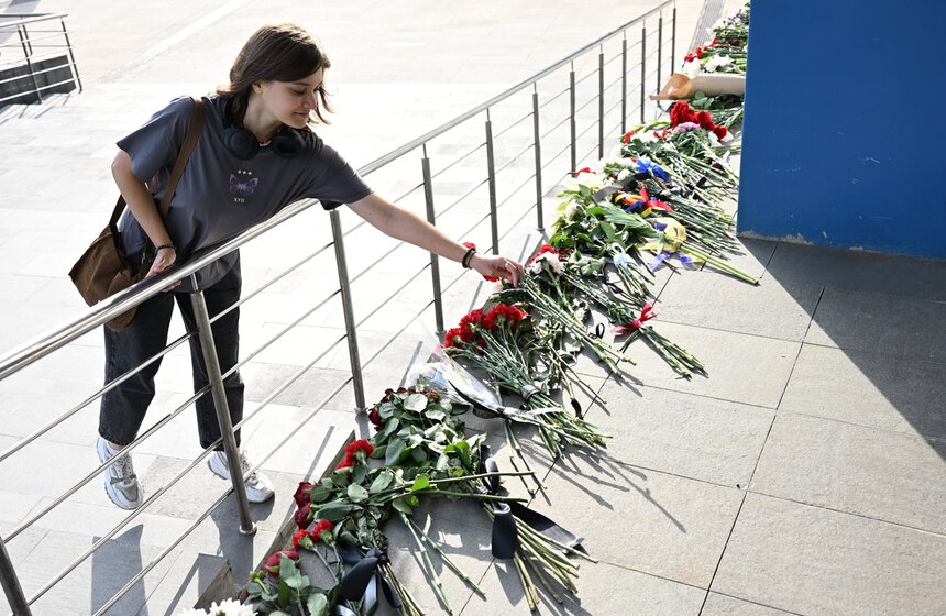 Москвичи несут цветы к молодежному центру "Планета КВН" в память об Александре Маслякове 4 фото