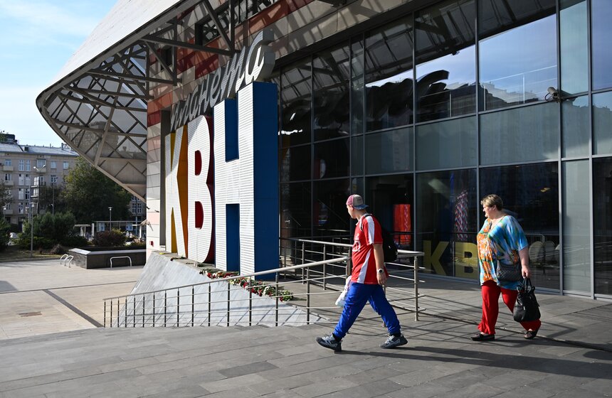 Москвичи несут цветы к молодежному центру "Планета КВН" в память об Александре Маслякове 2 фото