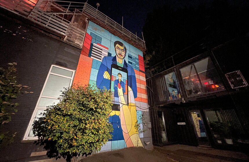 Арт-резиденция и три новых мурала появились на территории бывшего завода "Кристалл" 8 фото