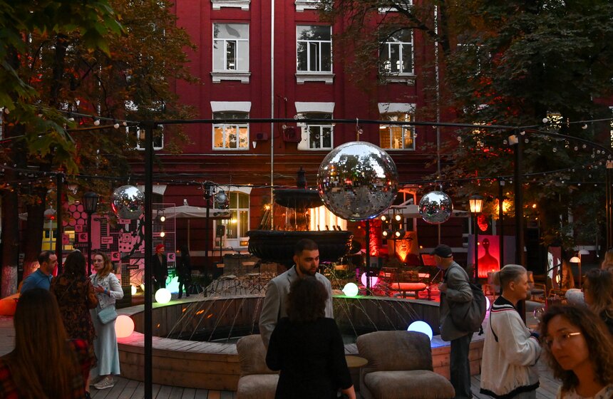 Арт-резиденция и три новых мурала появились на территории бывшего завода "Кристалл" 1 фото