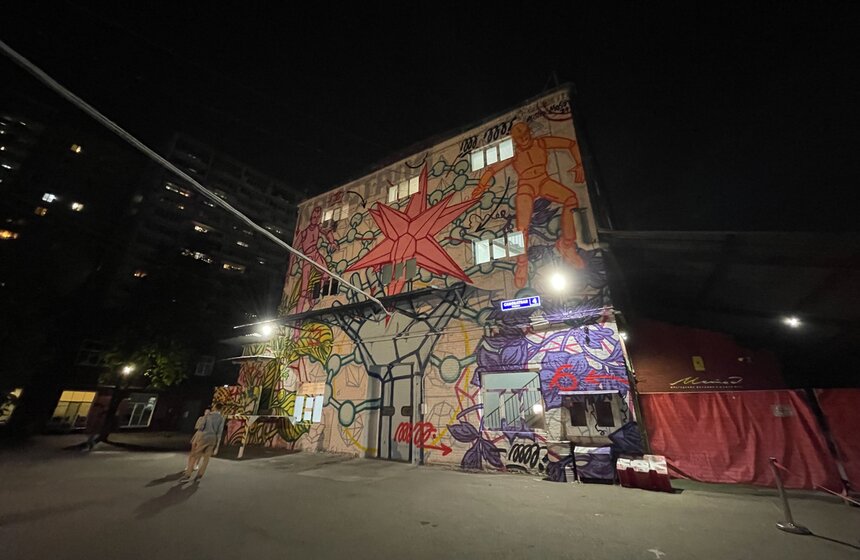 Арт-резиденция и три новых мурала появились на территории бывшего завода "Кристалл" 4 фото