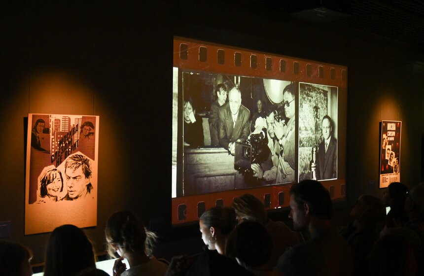 Выставка "Меньшов/Москва-85/45" открылась в подземном музее парка "Зарядье" 16 фото