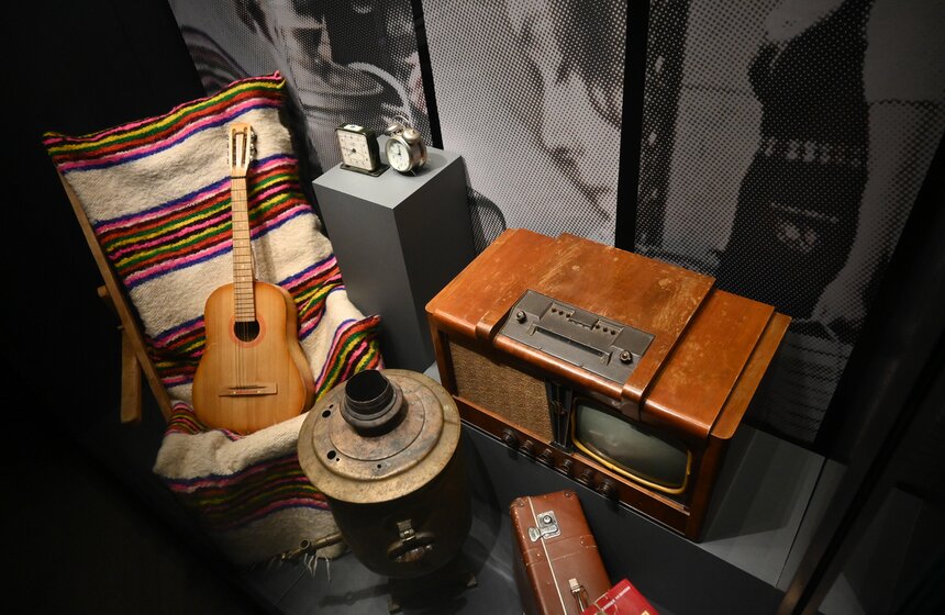 Выставка "Меньшов/Москва-85/45" открылась в подземном музее парка "Зарядье" 8 фото