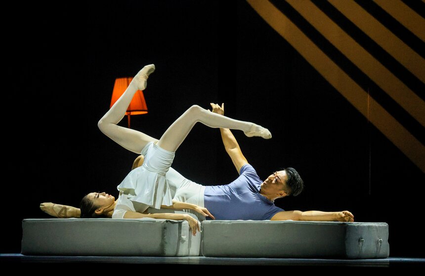 Спектакль "Лебединое озеро" Гуанчжоуской акробатической труппы состоялся в Москве 8 фото