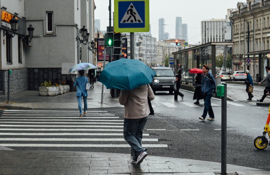 Дождливая и ветреная погода накрыла Москву 27 сентября 5 фото