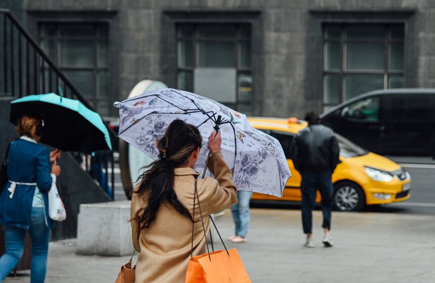 Дождливая и ветреная погода накрыла Москву 27 сентября 2 фото