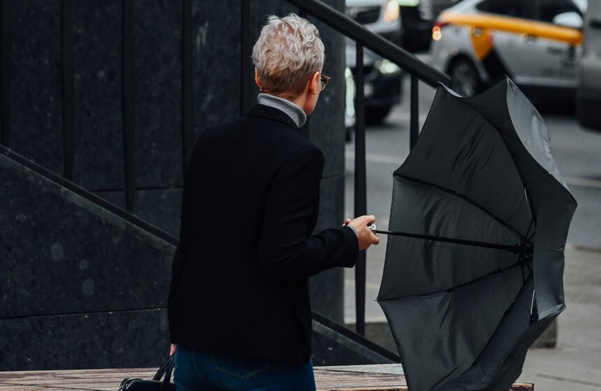 Дождливая и ветреная погода накрыла Москву 27 сентября 4 фото