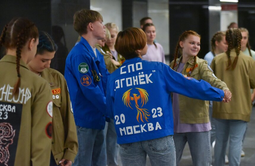 Студотряды Москвы провели танцевальный флешмоб в метро 6 фото