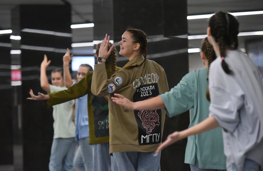 Студотряды Москвы провели танцевальный флешмоб в метро 12 фото