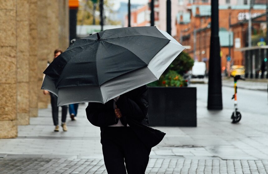 Дождливая и ветреная погода накрыла Москву 27 сентября 7 фото