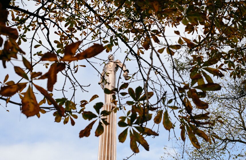 Отреставрированный памятник Юрию Гагарину открыли в Москве 6 фото