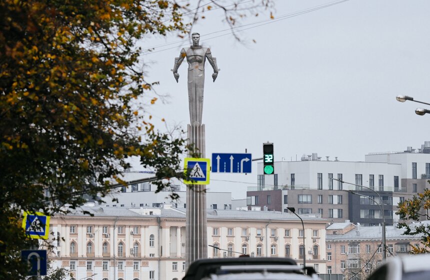 Отреставрированный памятник Юрию Гагарину открыли в Москве 4 фото