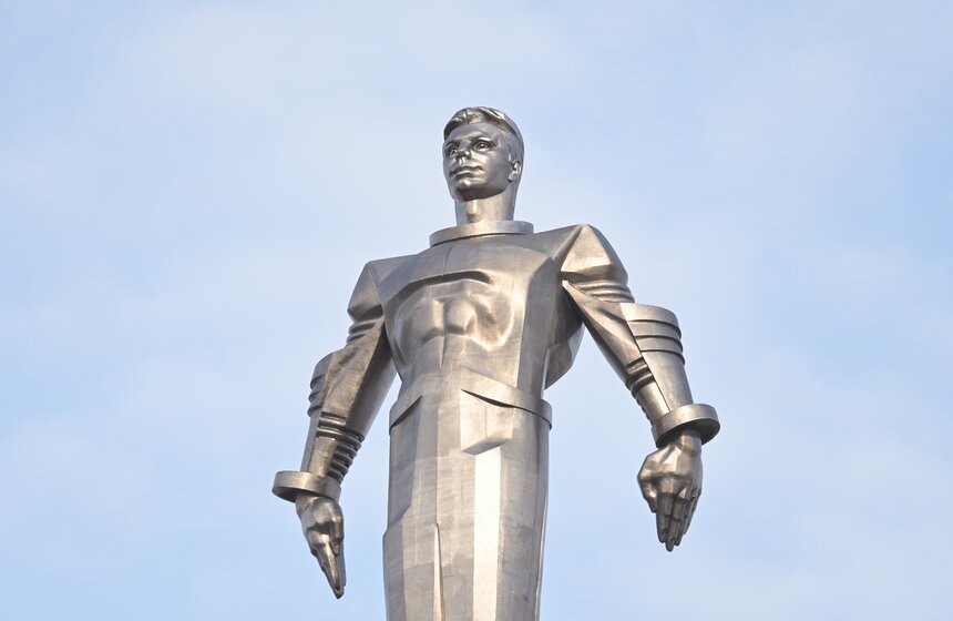 Отреставрированный памятник Юрию Гагарину открыли в Москве 11 фото