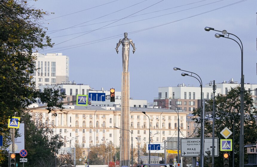 Отреставрированный памятник Юрию Гагарину открыли в Москве 12 фото