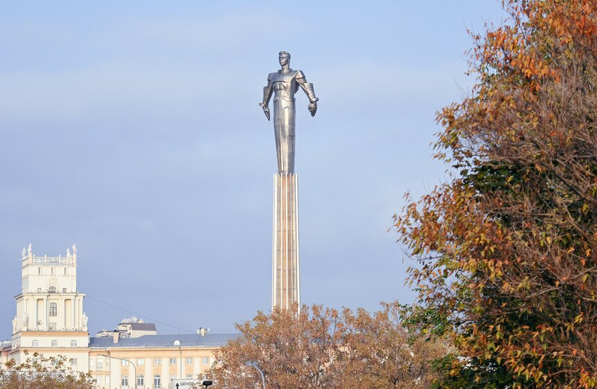 Отреставрированный памятник Юрию Гагарину открыли в Москве 10 фото