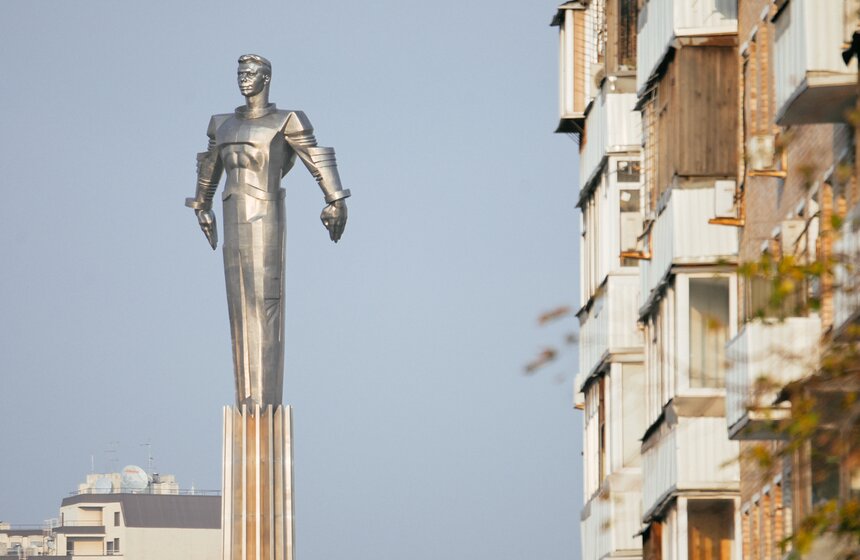 Отреставрированный памятник Юрию Гагарину открыли в Москве 13 фото