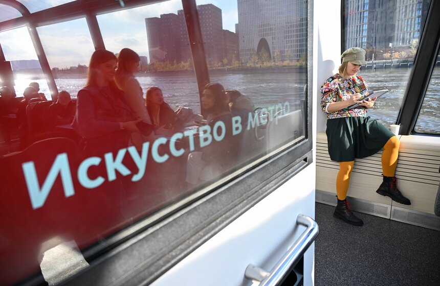 "Арт-волна" прошла на борту электросудна в Москве 4 фото