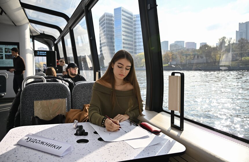 "Арт-волна" прошла на борту электросудна в Москве 14 фото
