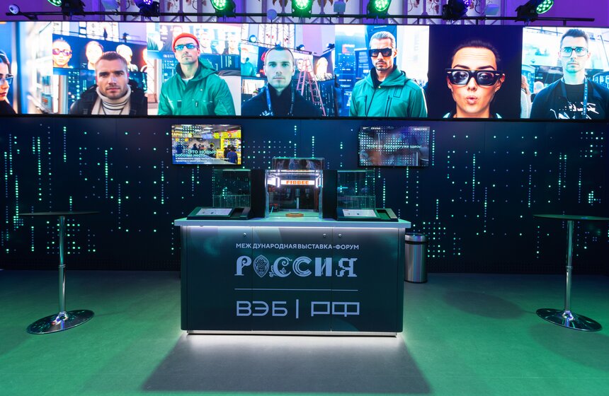 После путешествия по современным городам гостей павильона приглашают на экскурсию в будущее. Один из экспонатов – специально созданная для выставки "Россия" "машина времени". 