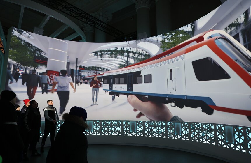 Многие приходят семьями, чтобы увидеть, как изменились города страны и что нас ждет в ближайшем будущем. Например, как вместо старой электрички появляется современная "Иволга" или как на смену старым и шумным вагонам метро приходят новые и комфортные.