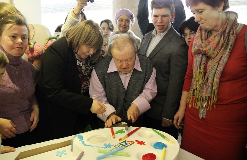 В ЦДХ открылась выставка художника с синдромом Дауна Шестакова 20 фото