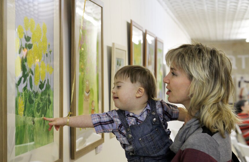 В ЦДХ открылась выставка художника с синдромом Дауна Шестакова 4 фото