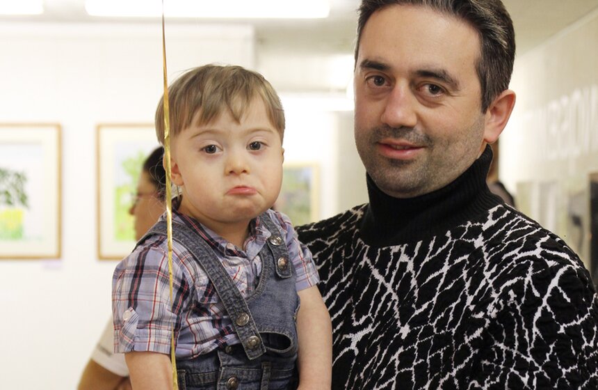 В ЦДХ открылась выставка художника с синдромом Дауна Шестакова 3 фото