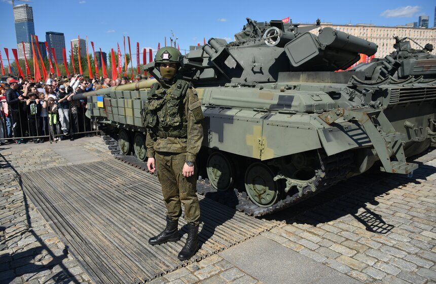 Выставка трофейной техники из зоны СВО открылась на Поклонной горе 1 мая 23 фото