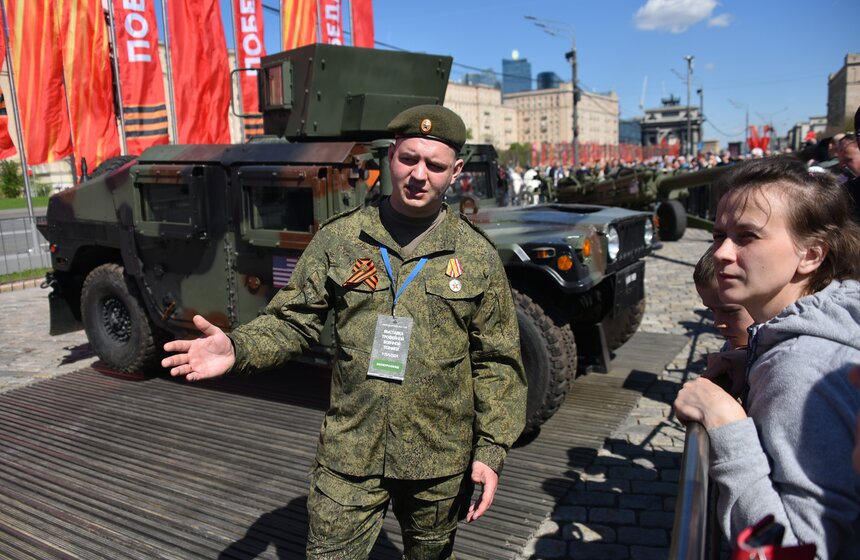 Выставка трофейной техники из зоны СВО открылась на Поклонной горе 1 мая 17 фото