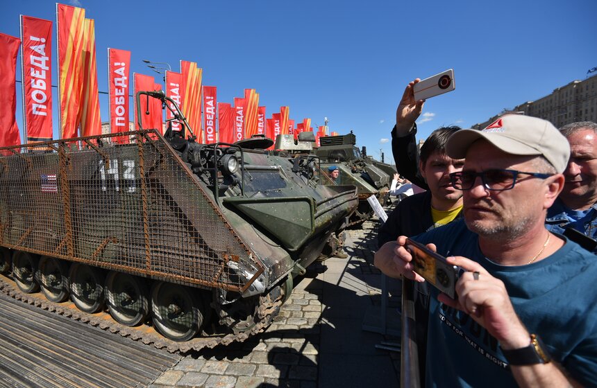 Выставка трофейной техники из зоны СВО открылась на Поклонной горе 1 мая 24 фото
