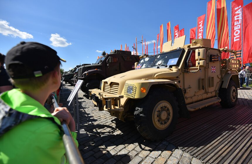 Выставка трофейной техники из зоны СВО открылась на Поклонной горе 1 мая 25 фото